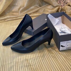 ECCO Women's Classic Black sleek pointy low heels shoes, size 8.5